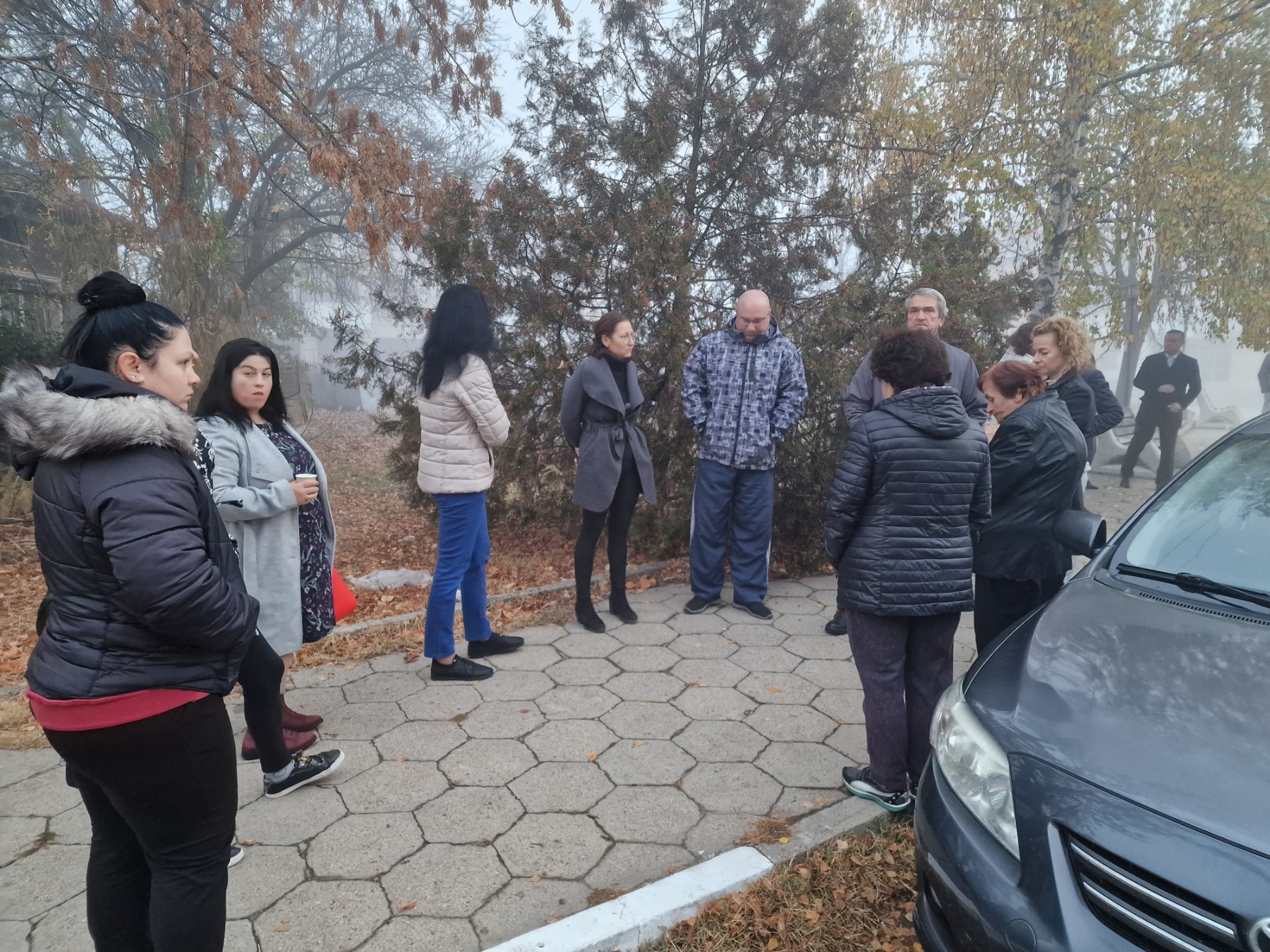 Жители на Бузовград протестират след катастрофа, пратила дете в кома