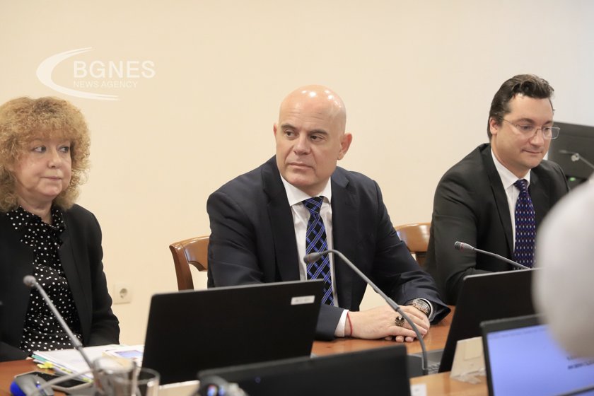 Гешев поиска отвод на шестимата членове на ВСС, поискали неговото освобождаване, те отказаха
