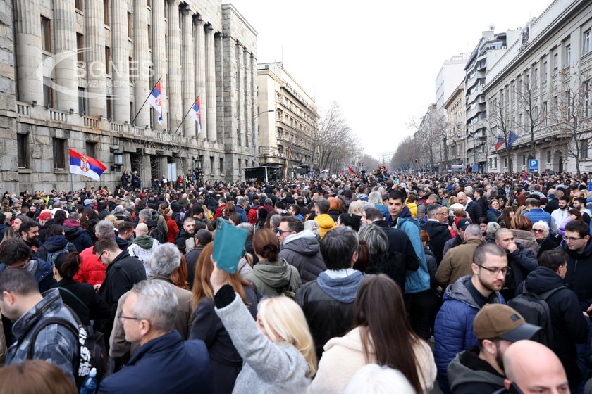 Протестът в Белград: който краде изборите, краде бъдещето