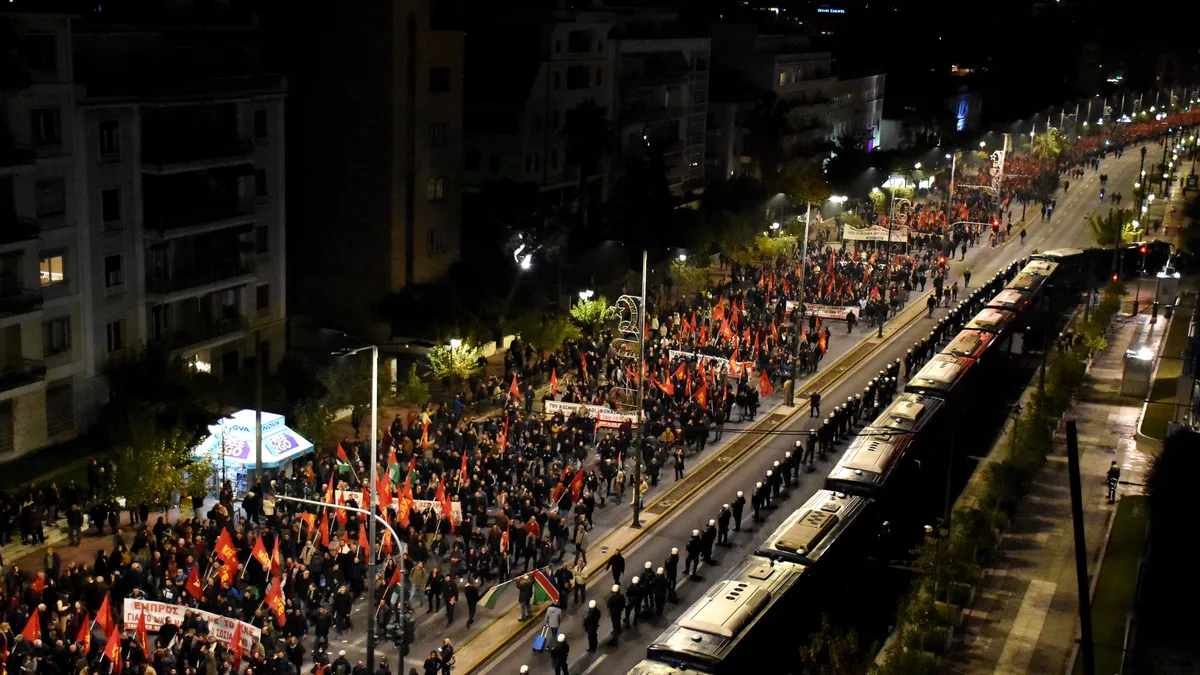 25 000 души изпълниха центъра на Атина по случай 51-вата годишнина от протестите срещу хунтата