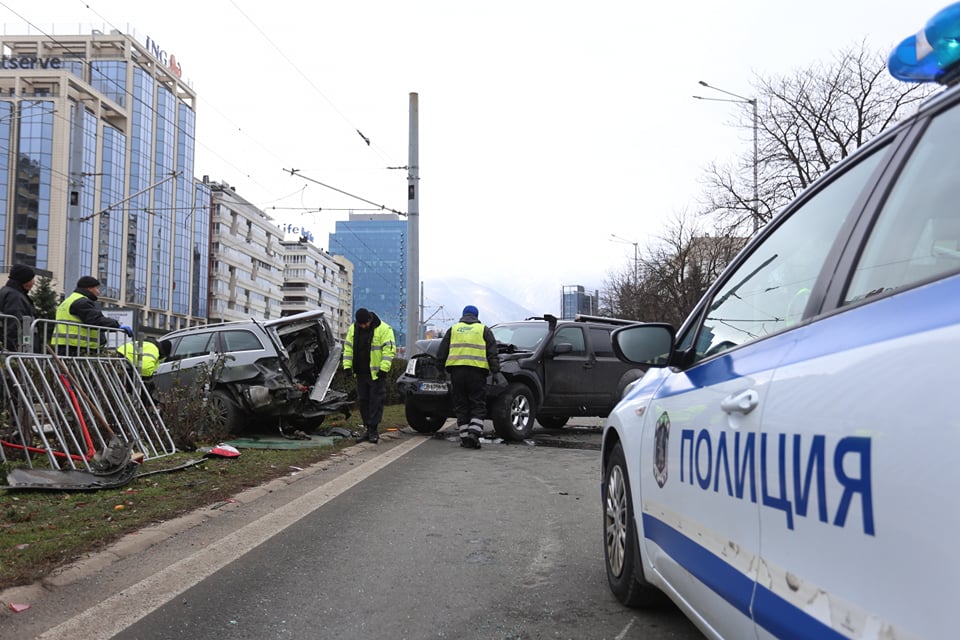 Верижна катастрофа: Джип се вряза в чакащ автомобил в София