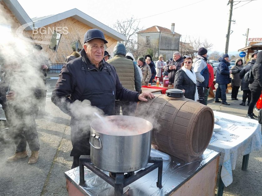 Кошарица отбеляза празника на домашната наденица със 100 кг. от вкусния деликатес