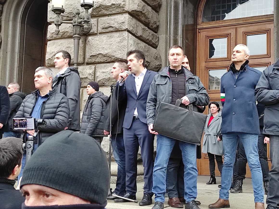 Кирил Петков отиде пред протестиращите
