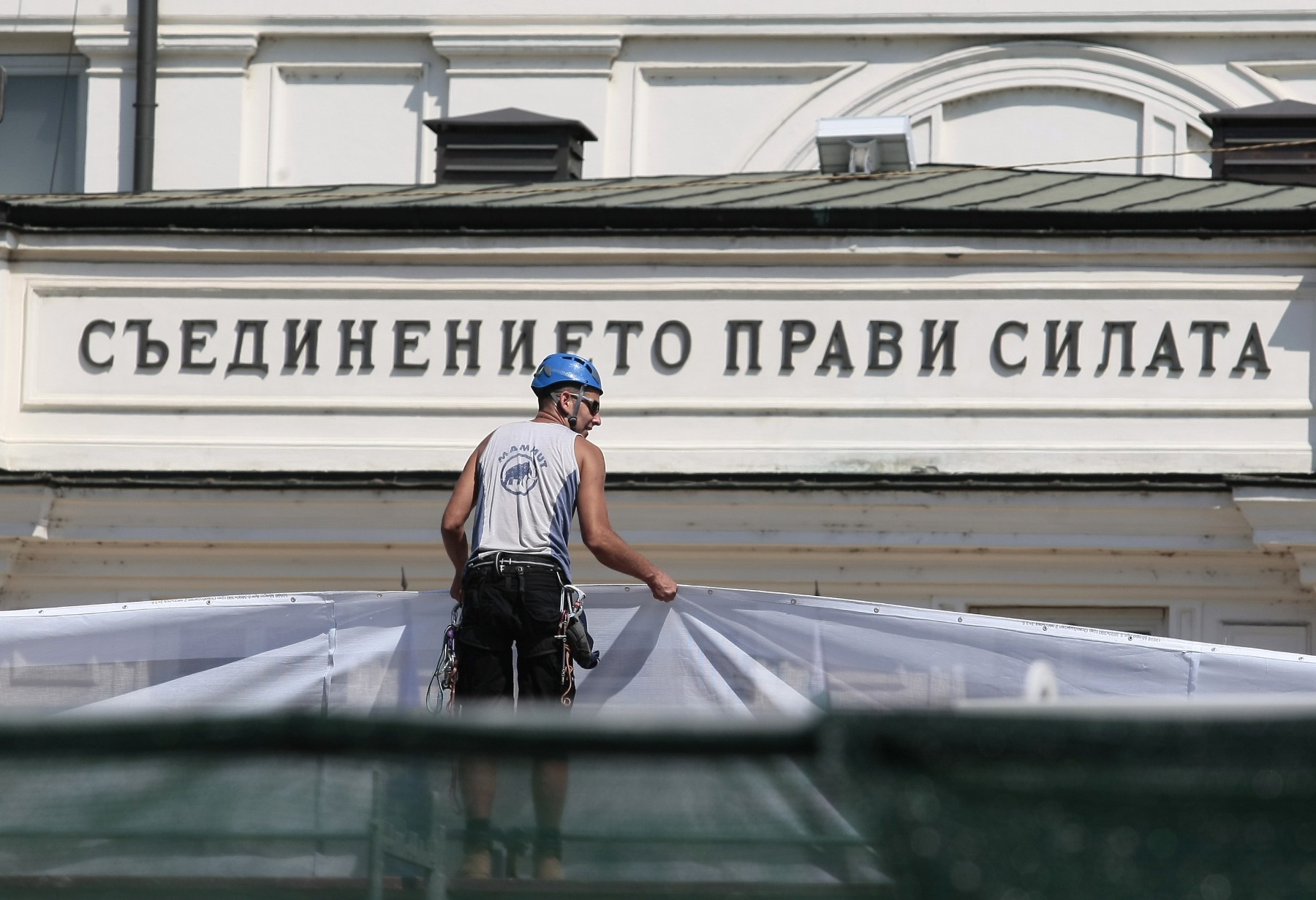 Проф. Палангурски: Конституционната система издържа напъна на политическата криза
