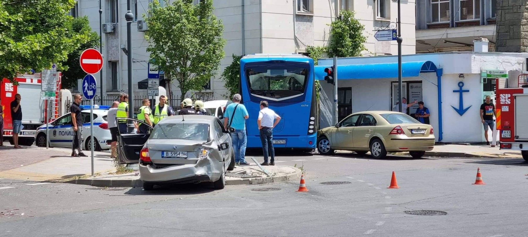 Автобус се вряза в оградата на ИАРА, има пострадал при катастрофата