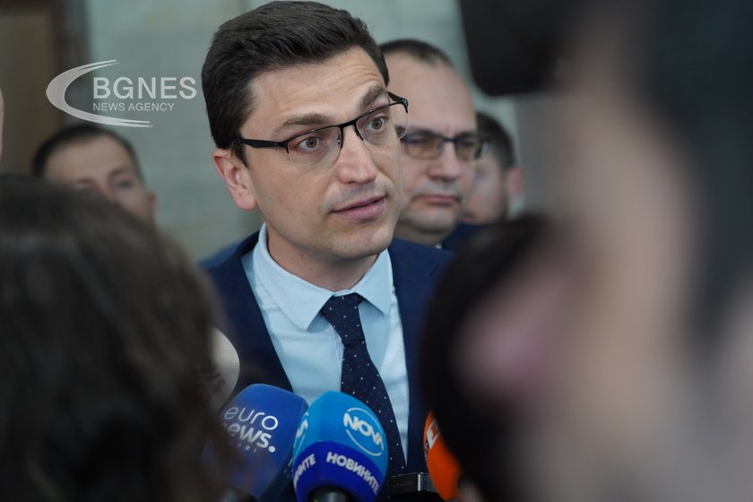 Сабрутев: Президентът няма право да говори на обществото кой внася руски газ