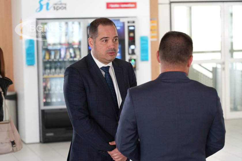 Стоянов: Бях поканен от един човек, за да вляза в кабинета - Кирил Петков