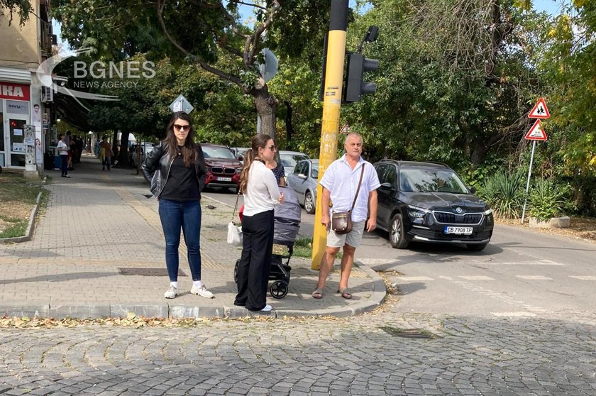 Лена Бориславова изведе бебето на разходка из квартала 