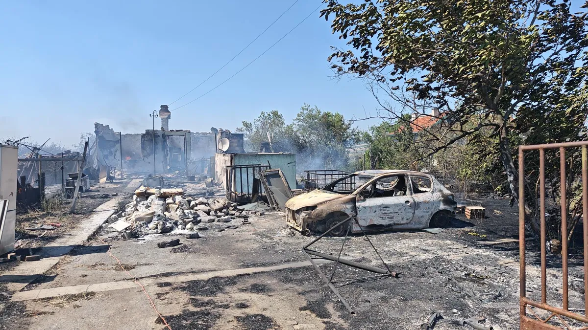 30 постройки изгоряха при пожара във вилната зона край Бургас