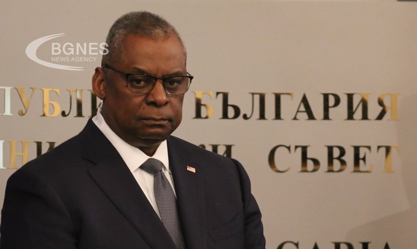 Лойд Остин: България ще даде на Украйна компоненти за ракетите С-300   
