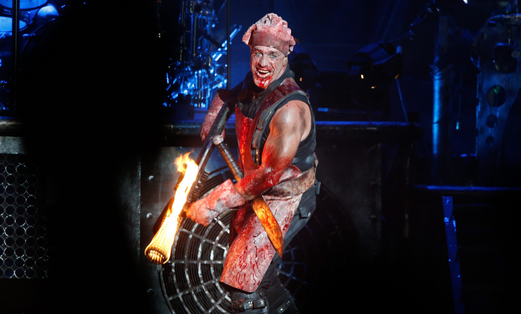 Фронтменът на Rammstein пее съветска песен на руски