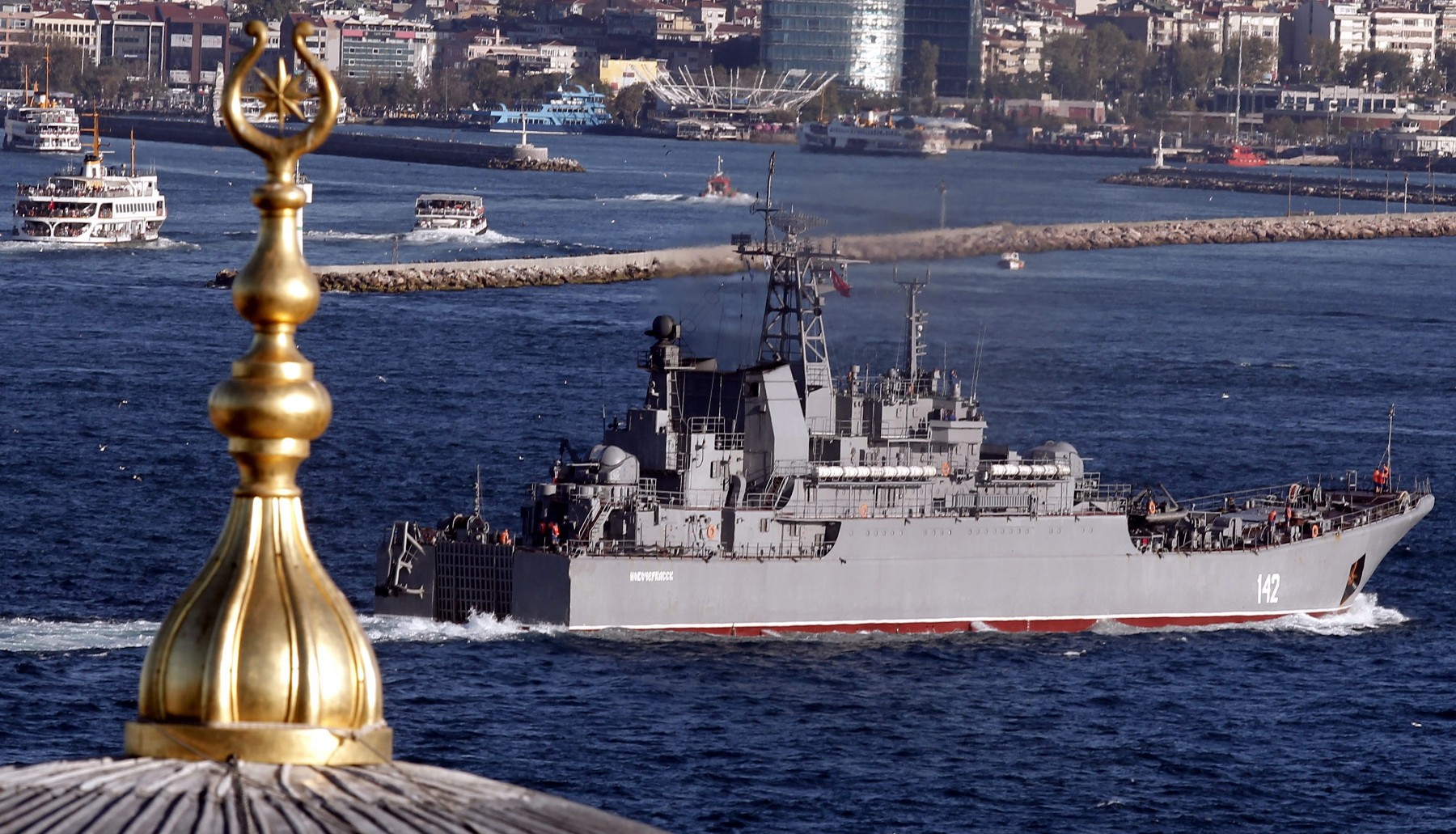Турция блокира военни кораби от Босфора и Дарданелите