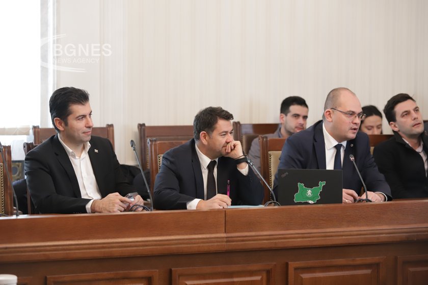 Комисията по конституционни въпроси заседава извънредно в събота 