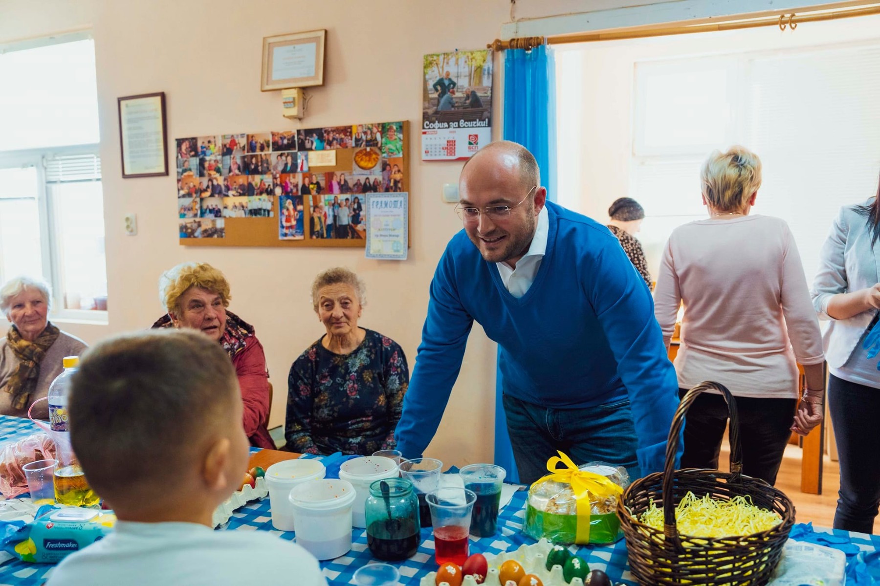 Председателят на СОС Георги Георгиев боядиса яйца с пенсионери в клуб "Приятели"