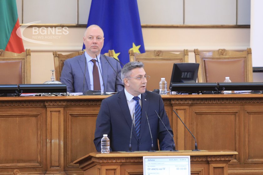 Карадайъ: Ако "сватбата" между ГЕРБ и ПП се случи, гражданите ще нахлуят в парламента