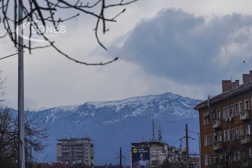 Облачно, с повече дъжд над източните райони, Рила и Родопите