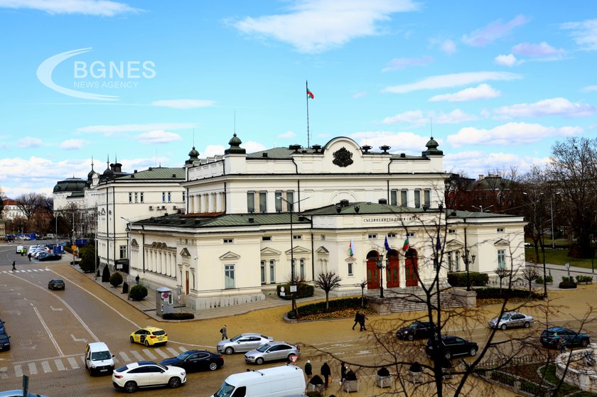 Депутатите изслушват министрите Атанас Пеканов и Росен Христов