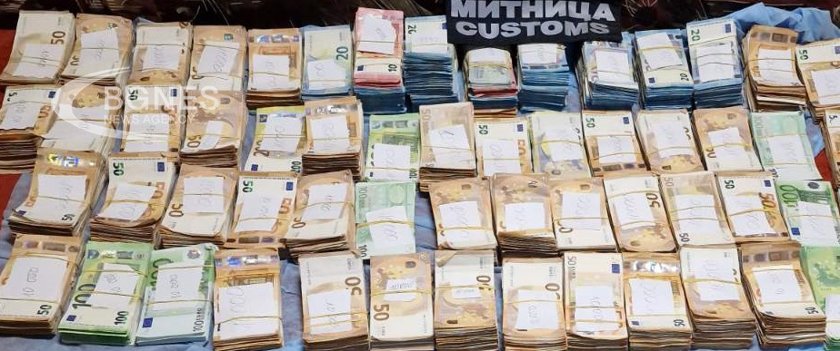 Митничари откриха недекларирана валута за над 500 хил. лв. на Капитан Андреево