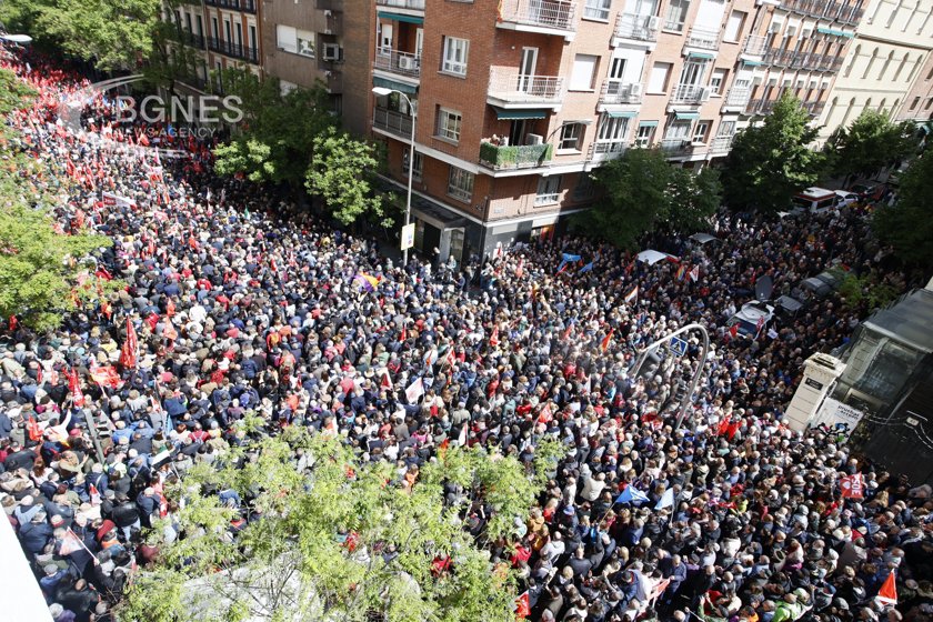 Хиляди митингуваха в Мадрид в защита на Педро Санчес