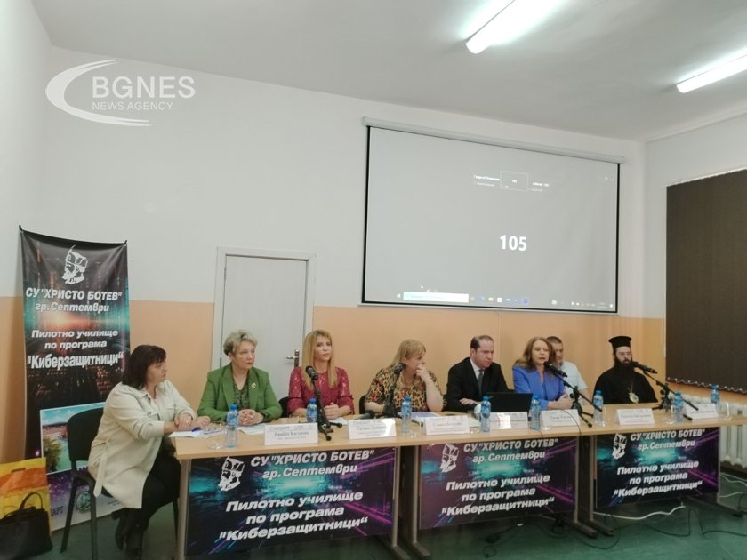 Зам.-председaтелят на ДАЗД Ивайла Касърова взе участие във форум за борба с кибертормоза на деца