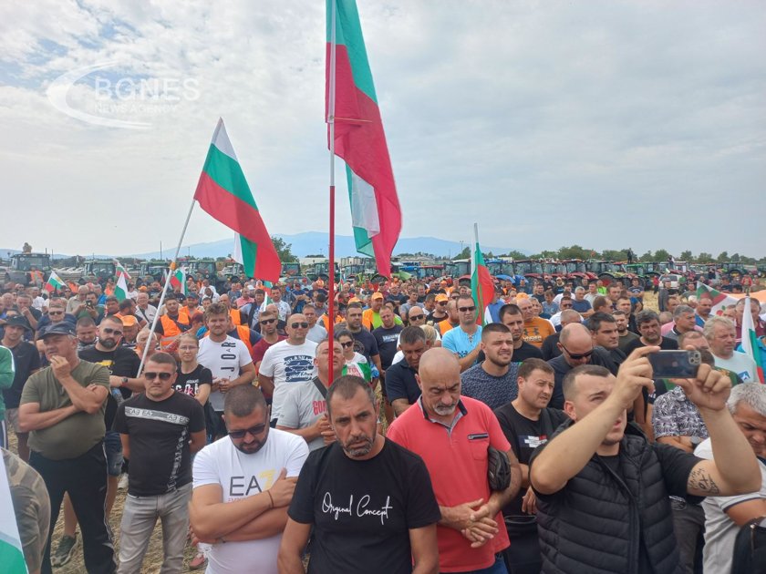 Вътев призова за диалог, в отговор земеделците разсипаха мляко и малини