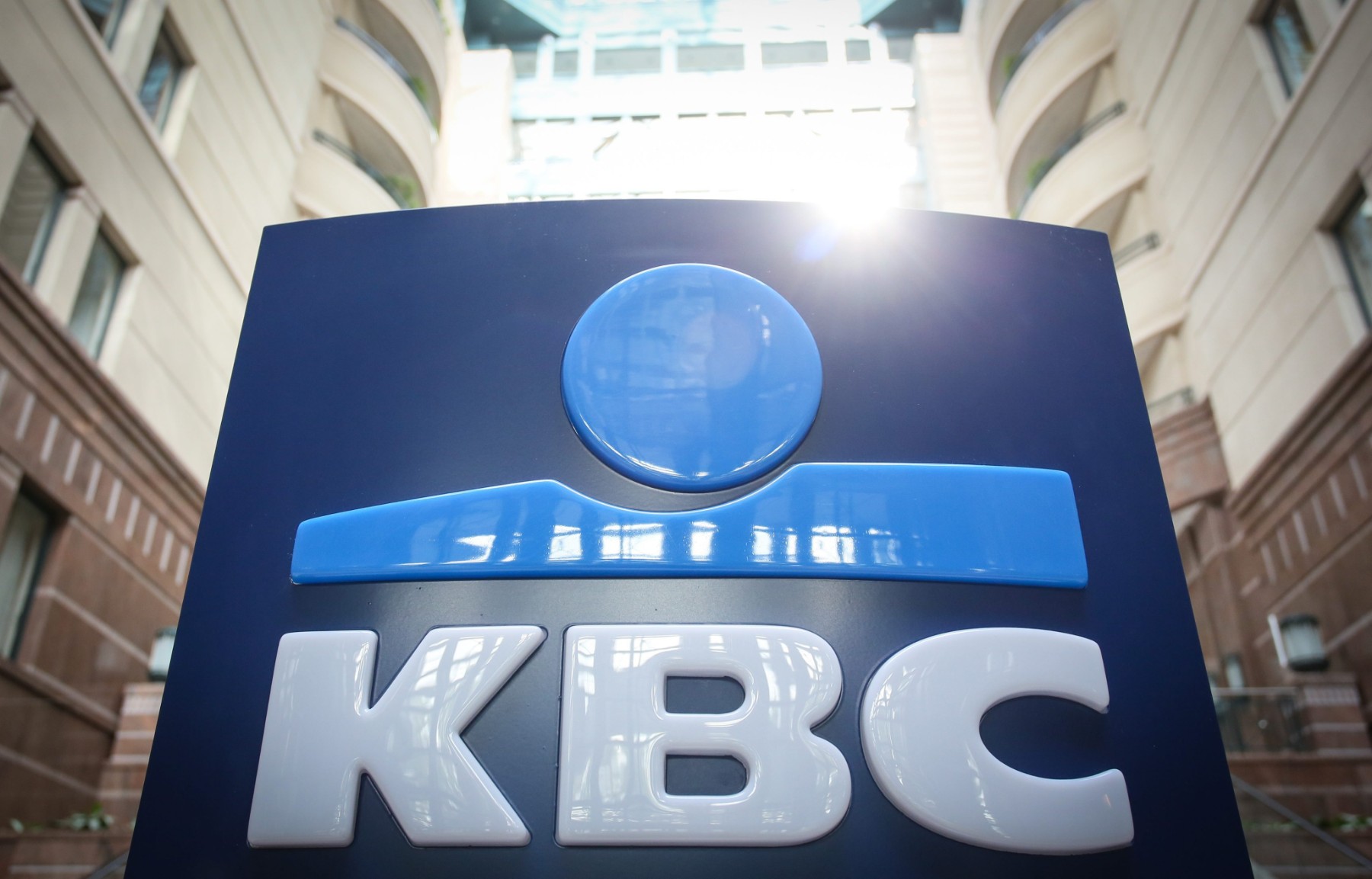 Белгийската KBC Bank купува Райфайзенбанк България за 1 млрд. евро
