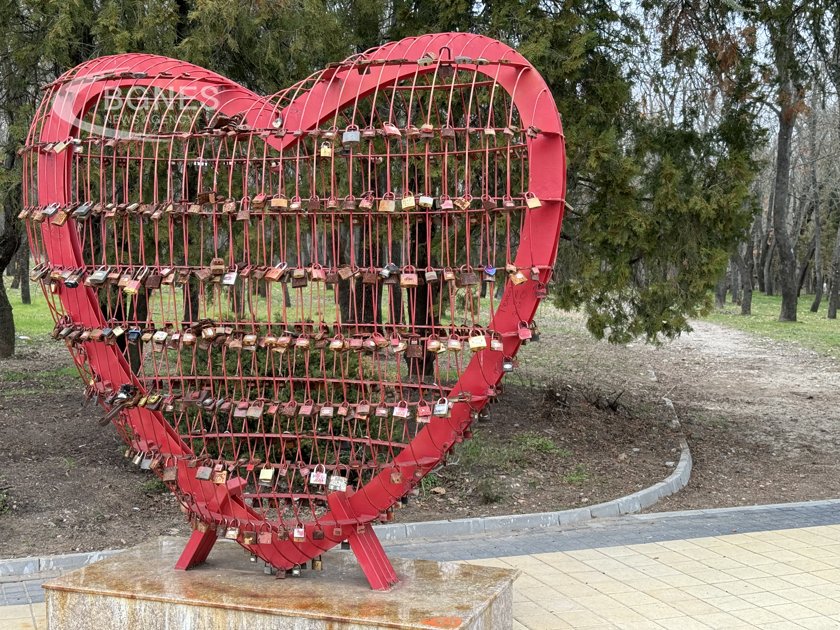 Металното сърце, събрало хиляди катинари в Димитровград, навършва 10 г. 