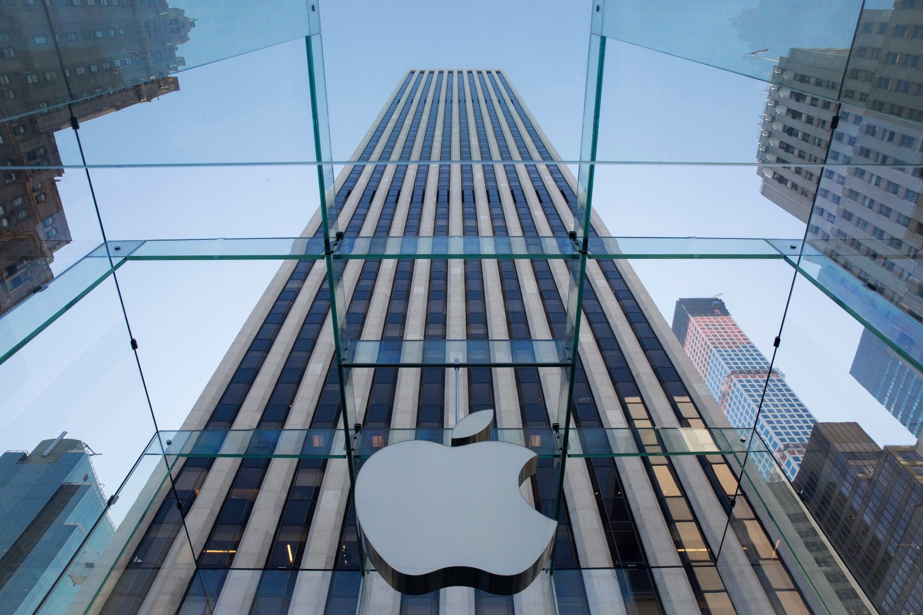Apple съкращава служители и заплати