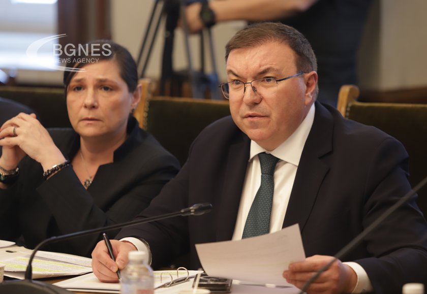 Ангелов: Търговците на едро са подчинили МЗ и агенцията по лекарствата