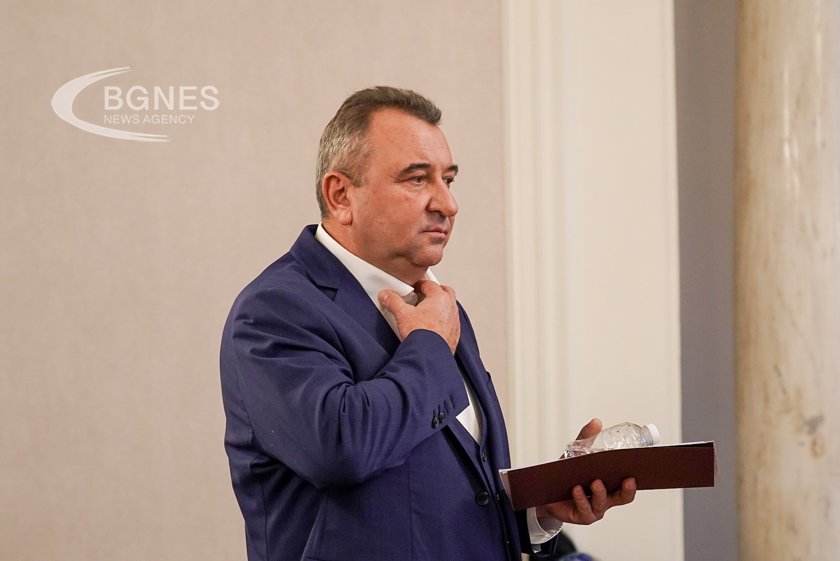 Здравната комисия: Министърът да отмени решението си за освобождаване директора на „Пирогов”