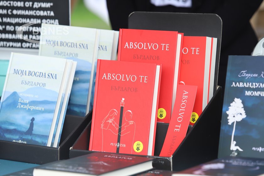 В последния ден на Панаира на книгата: Стотици книгомани купуват желаните заглавия