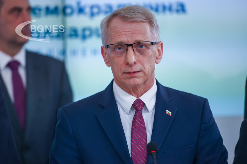 Николай Денков: Нека Мария Габриел докаже, че е независима