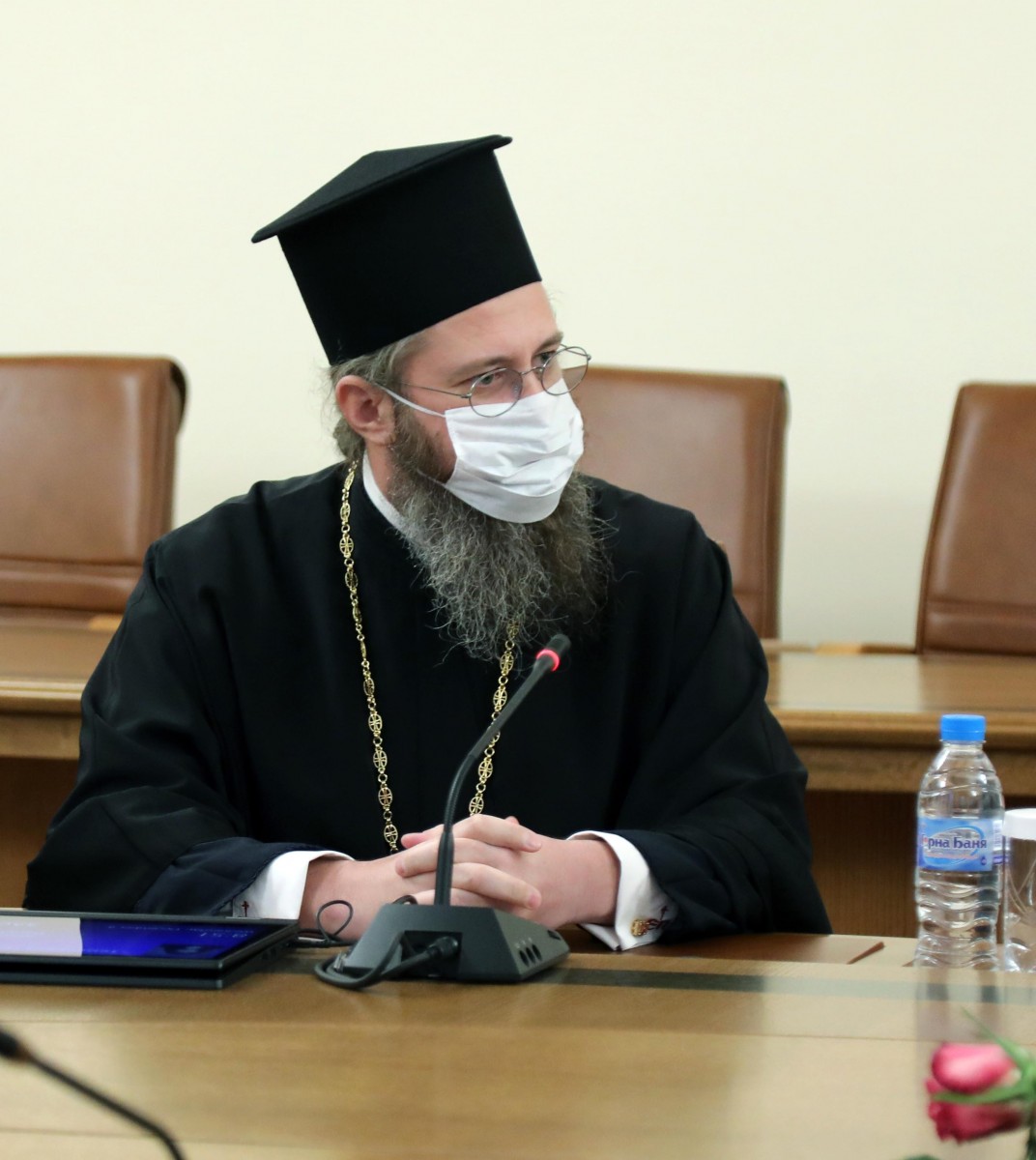 Свещеници влизат в COVID-отделения да вдъхнат кураж на болните