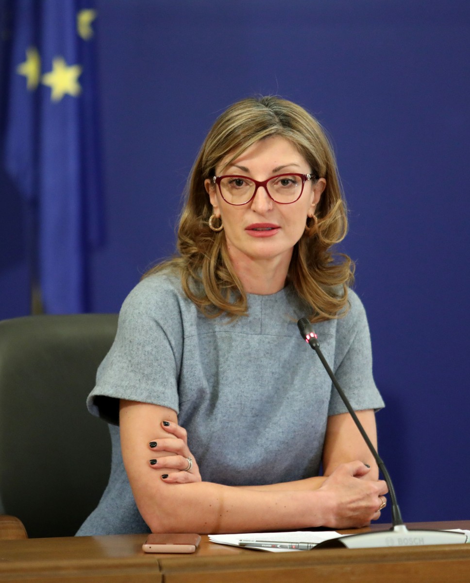 Захариева: Студентите, които искат да пътуват, да охладят ентусиазма