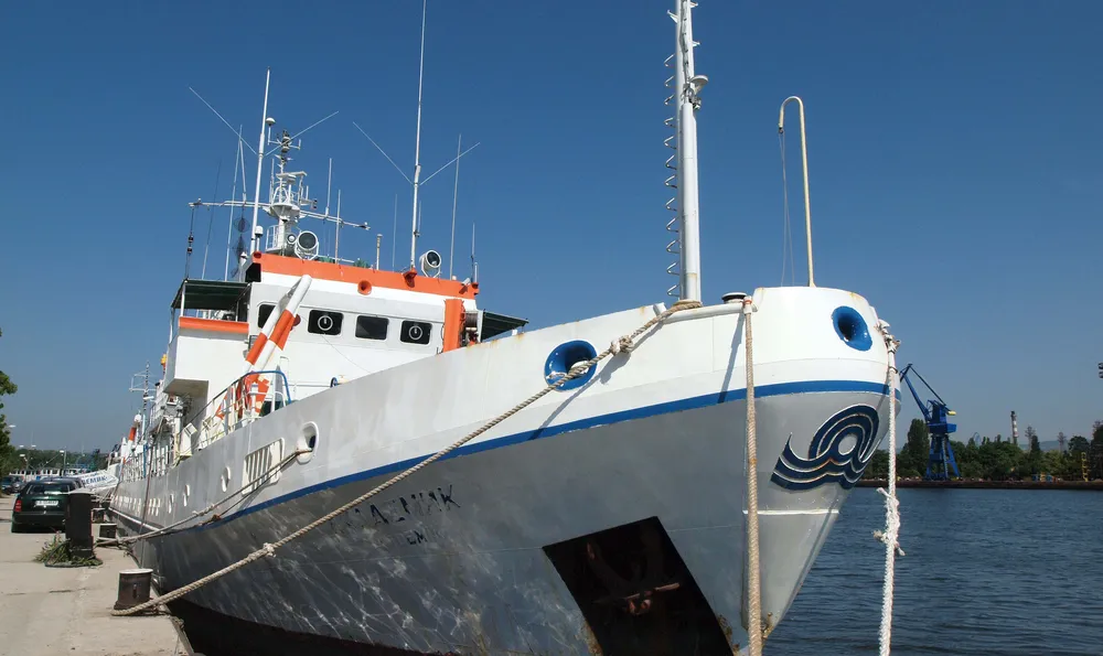 40 години корабът "Академик" помага на учени и изследователи в техните мисии