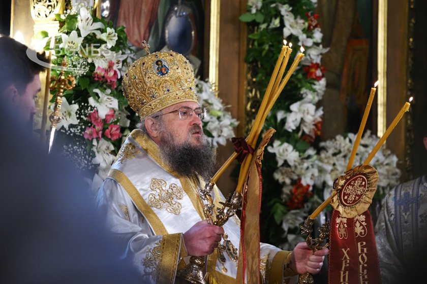 Митрополит Григорий прочете на различни езици текстовете на Евангелието, посветени на Христовото Възкресение 