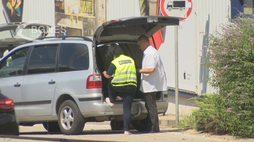 Задържаха 17 нелегални мигранти в две коли във Велико Търново, шофьорите са от Сърбия
