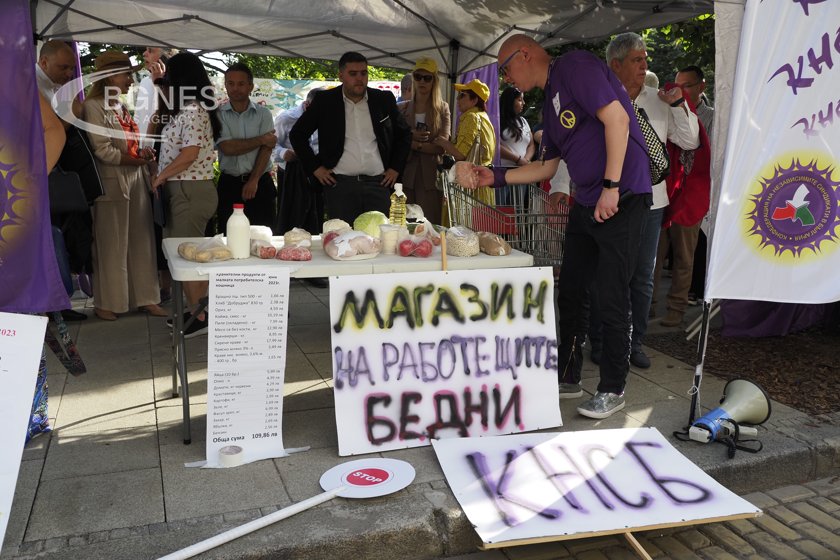Протест пред НС: Магазин на работещите бедни кани депутатите да пазаруват