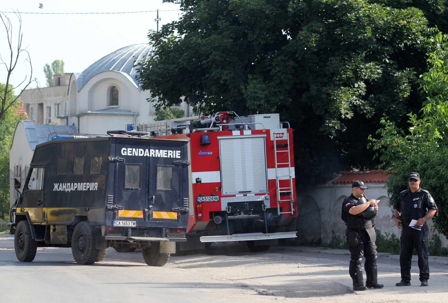 Повдигнаха обвинения след нападението над двама полицаи в Стамболийски