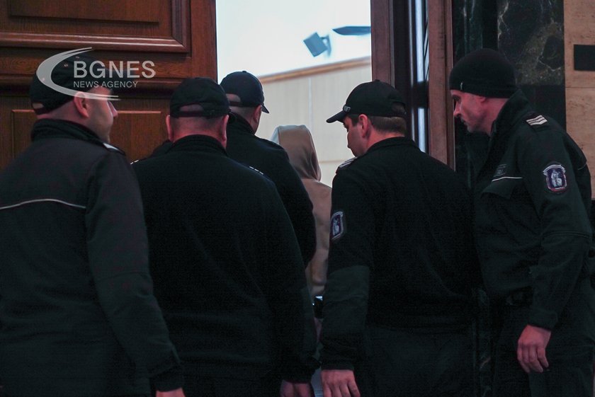 Остава в ареста обвиненият в палежа на бус на МВР  на протестите срещу БФС