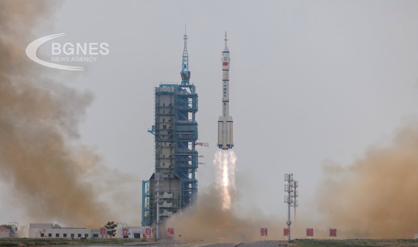Китайската мисия "Шънчжоу-16" излетя към космическата станция
