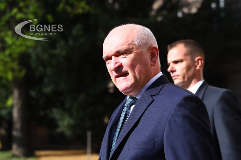 Радев издаде указ, Главчев е и външен, Тахов - министър на земеделието
