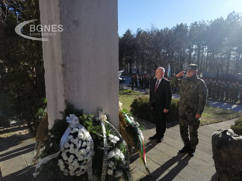 С военен ритуал почетоха паметта на загиналите при атентата в Кербала