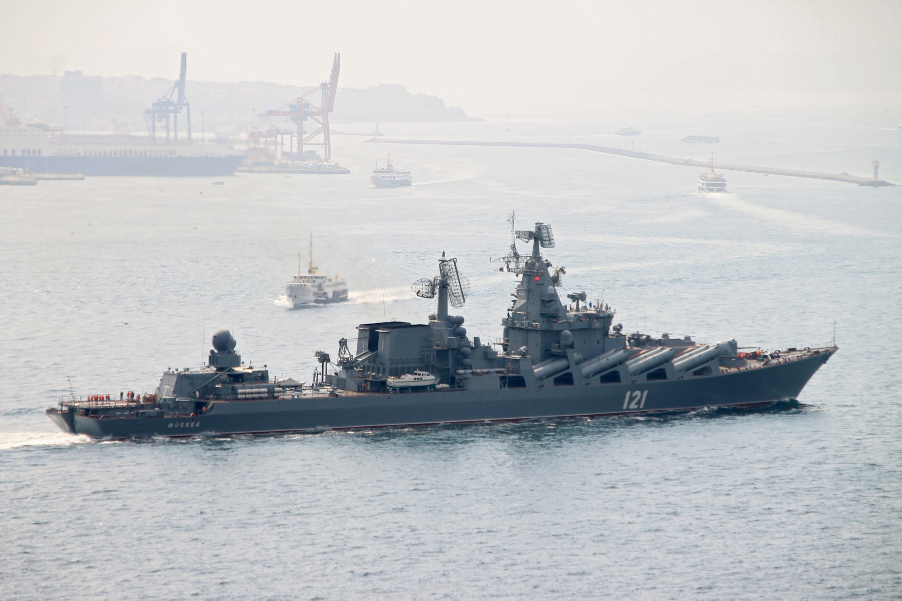 Русия: На военноморския крайцер "Москва" е избухнал пожар