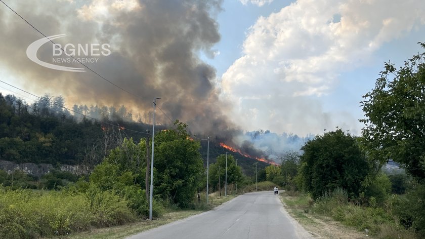 Пожарът край първомайското село Искра е локализиран
