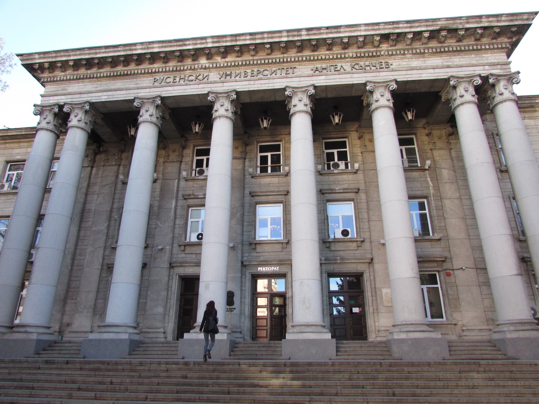 Ректори си повишиха с 50-60% заплатите за година