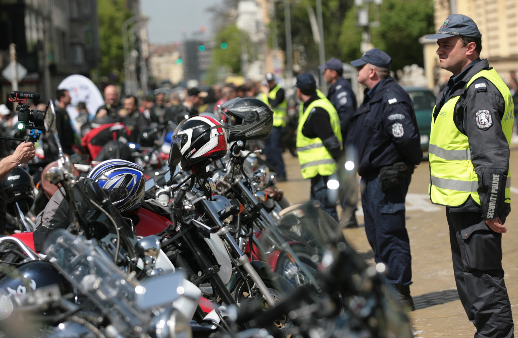 Мотористи на протест пред парламента
