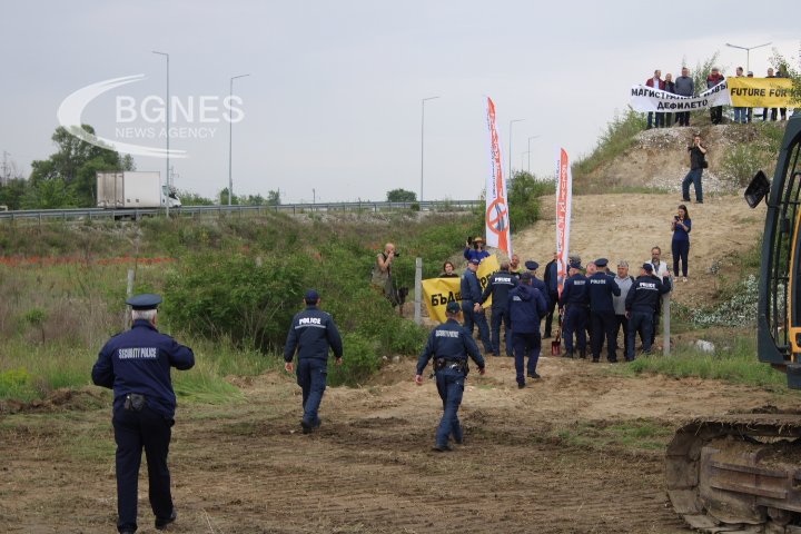 Първа копка на пътен възел край Кресна, протестиращи освиркаха Шишков