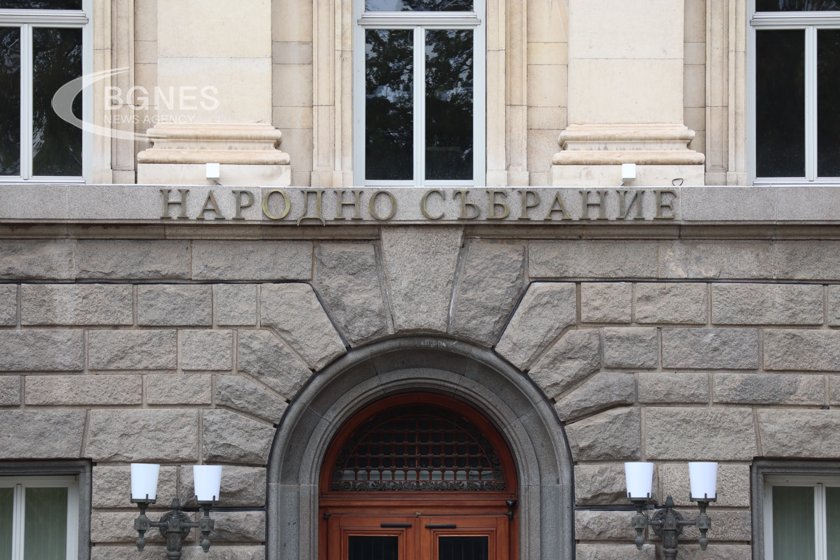 Парламентът заседава извънредно по споразумението в енергетиката