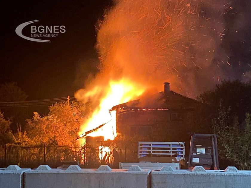 Пожар изпепели къщата на възрастна жена в казанлъшкото с. Енина